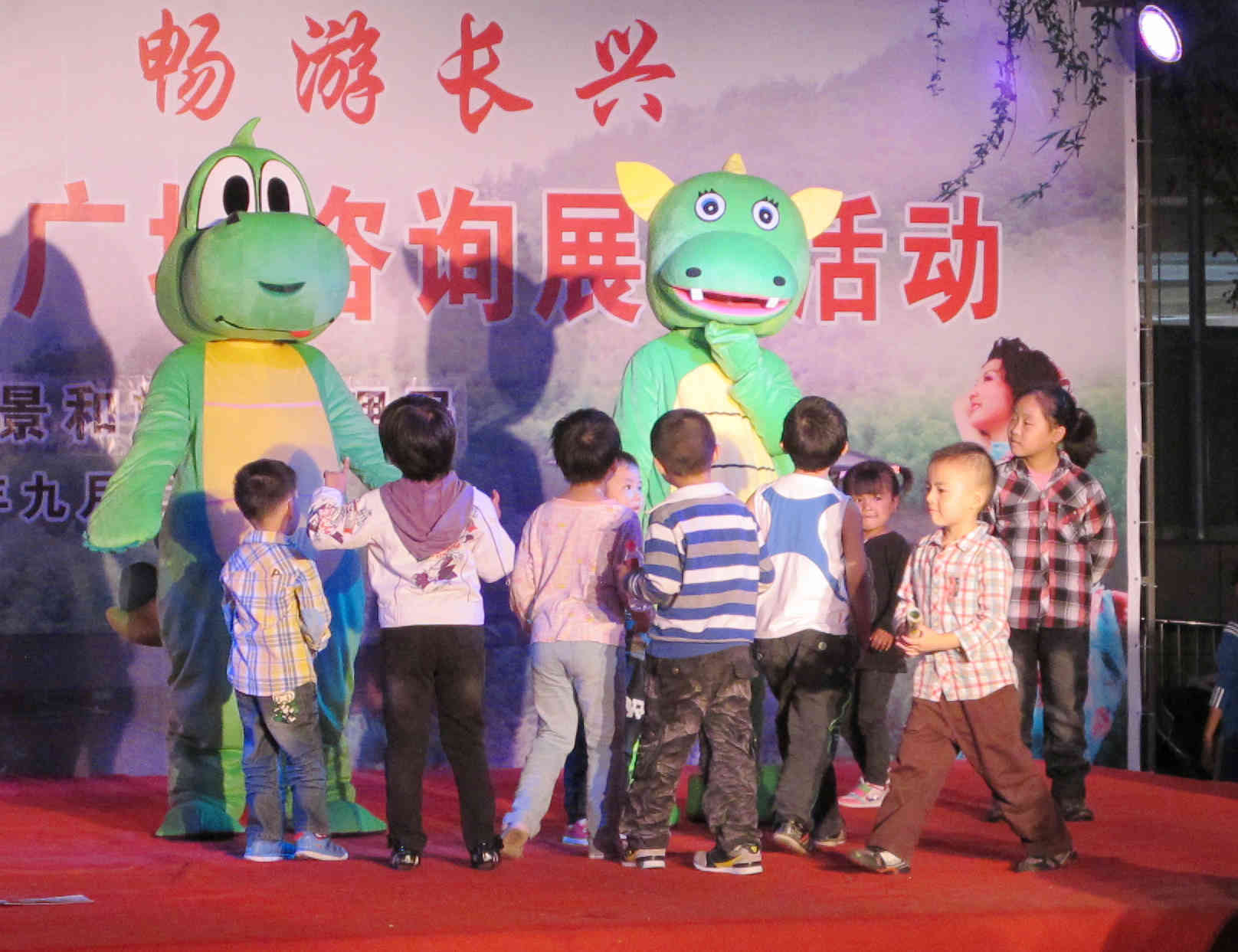 景区“小恐龙”互动